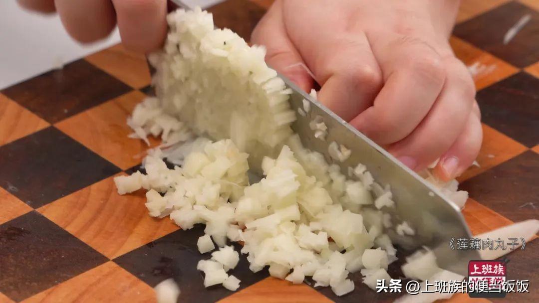 肉丸子的家常做法简单（肉丸子里可以加什么一起搅碎）-8