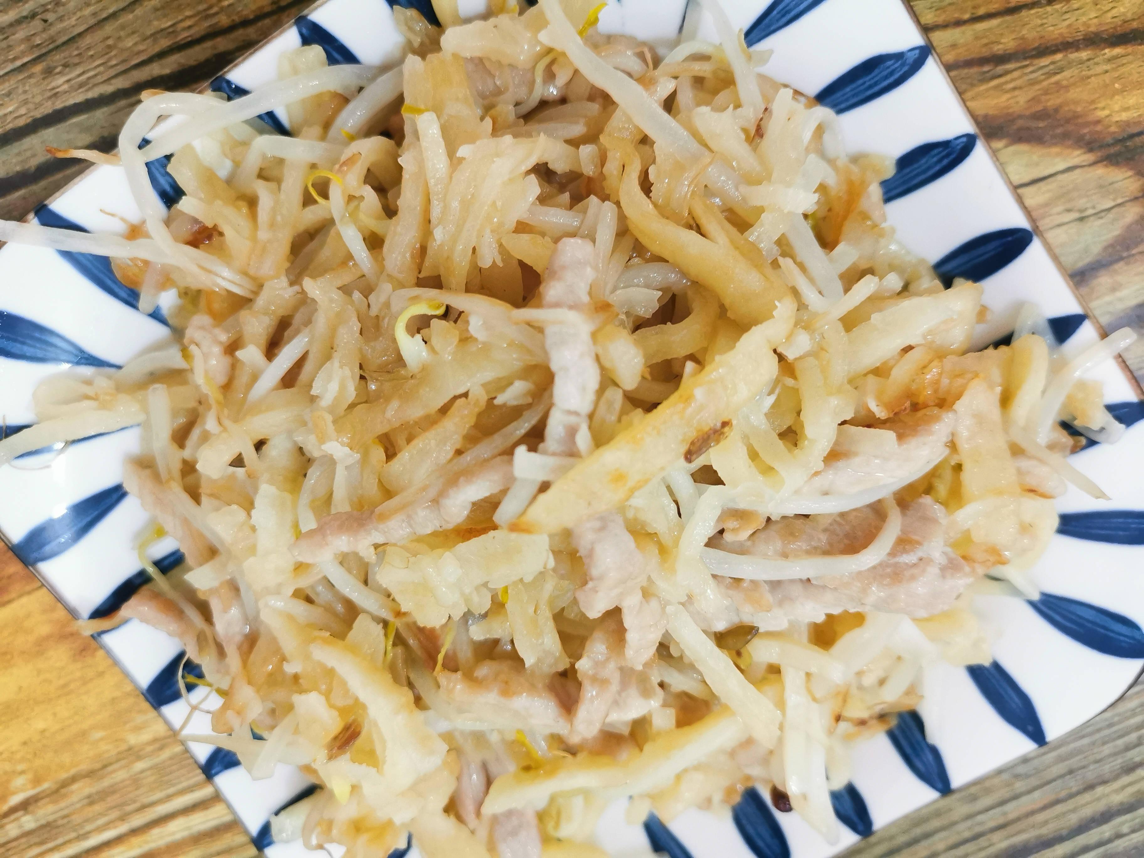 豆芽炒饼丝的家常做法（豆芽炒饼怎么炒好吃又简单）-1