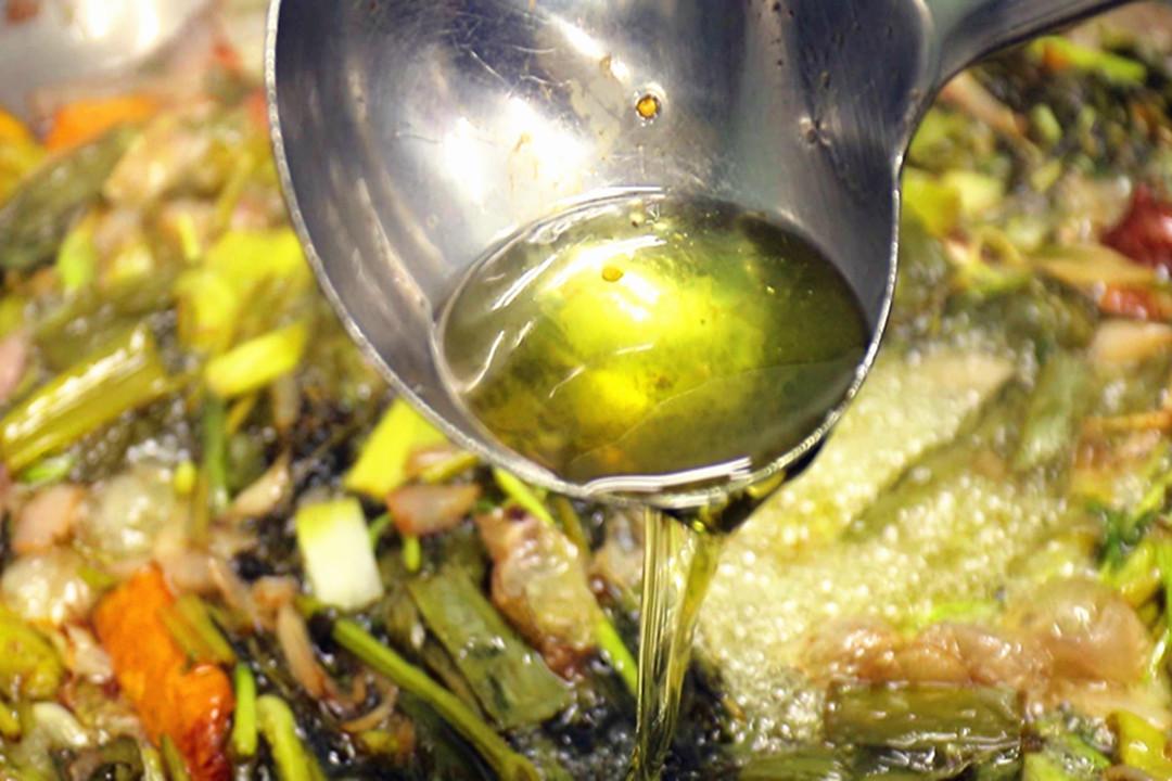 香菇鸡蛋饺子馅的做法（调饺子馅怎么调好吃又嫩）-5