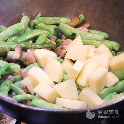 豆角炖土豆多久能熟透（豆角炖土豆怎么做）-4