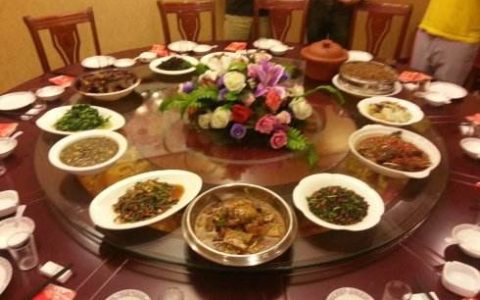 在餐桌上吃饭的时候做番号，餐桌吃饭礼仪