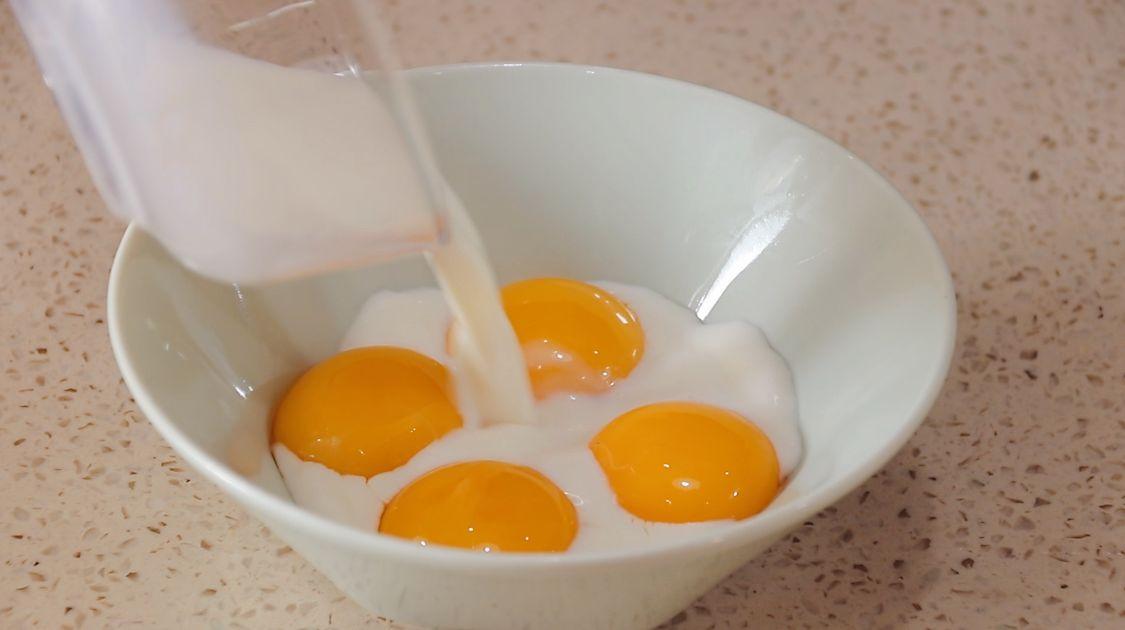 电饭锅做最简单的蛋糕（电饭锅蛋糕怎么做）-4