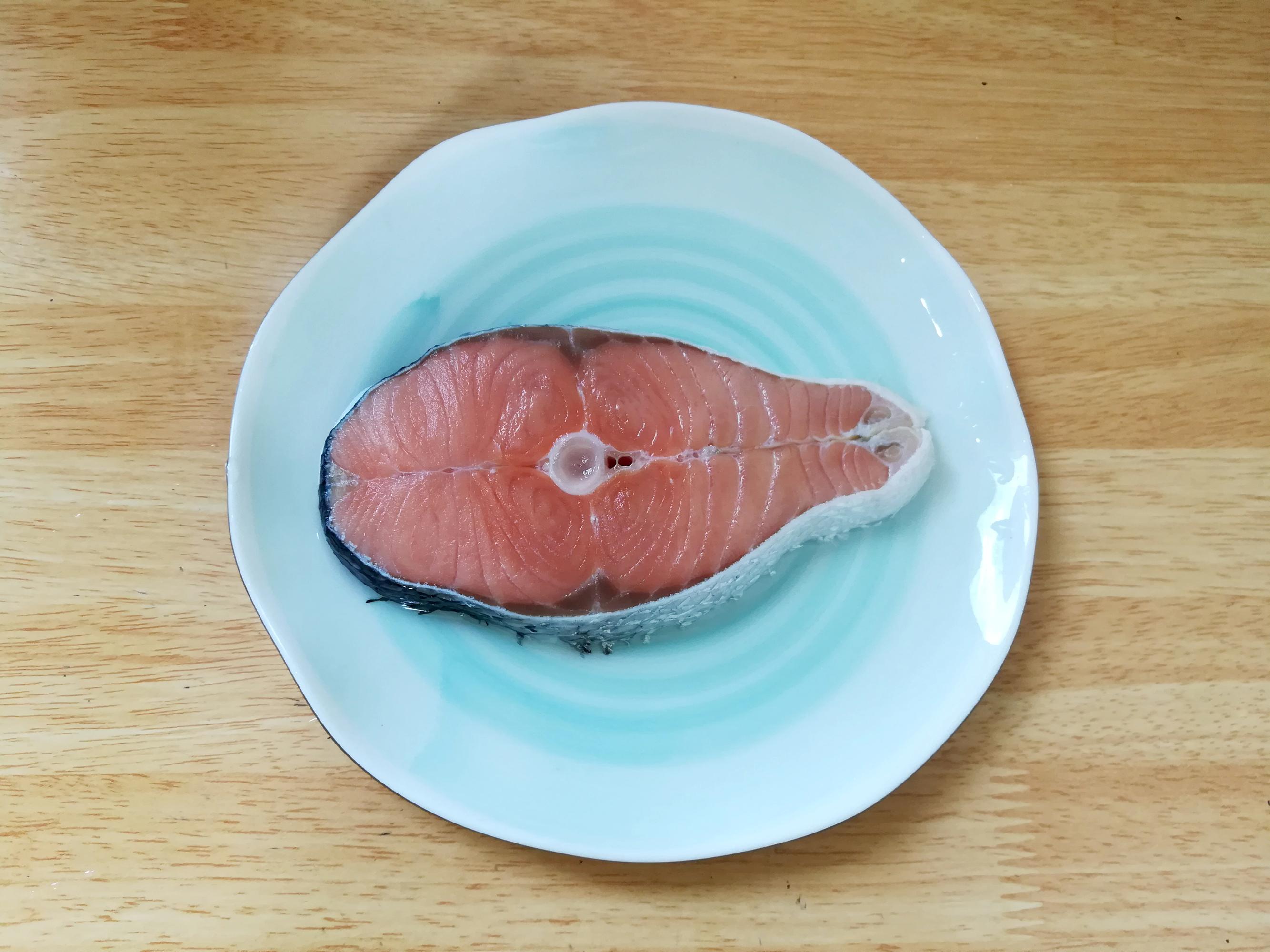 煎三文鱼最简单的做法（三文鱼都怎么吃才好吃）-3