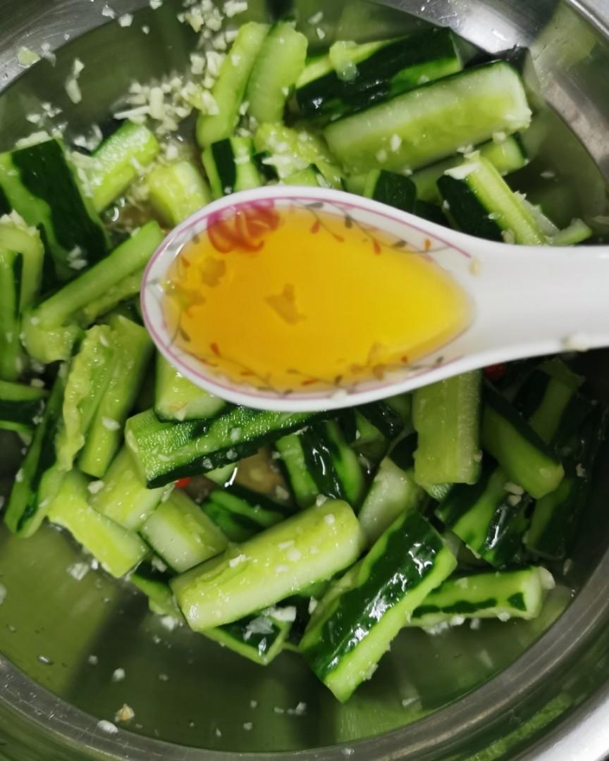 凉拌黄瓜怎么做又脆又好吃 凉拌黄瓜的切块方法-8