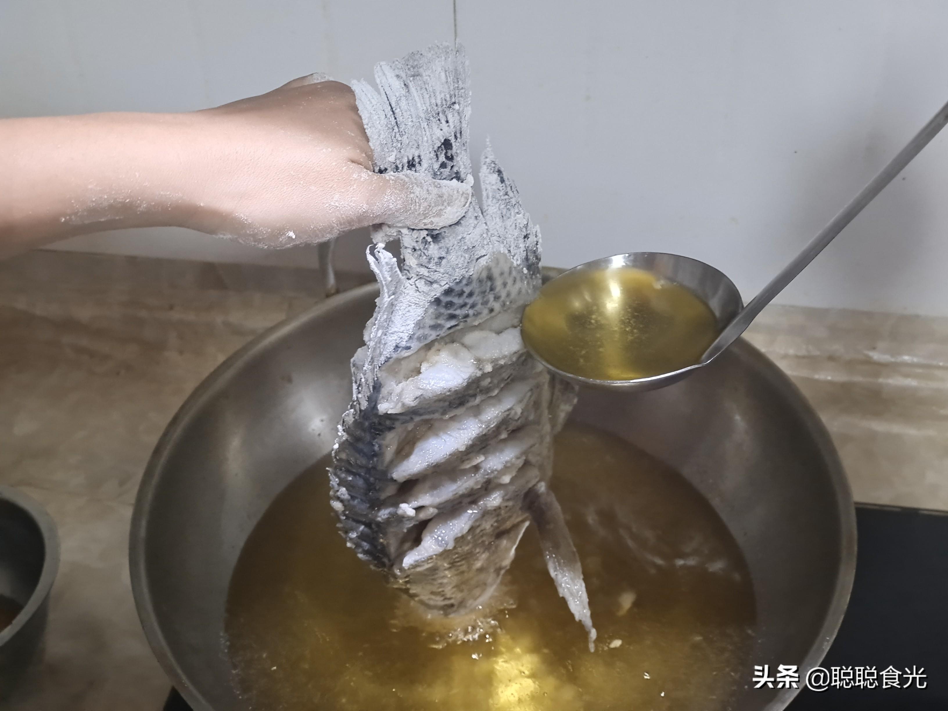 糖醋鱼怎么做的教程，干炸糖醋鱼的做法-8