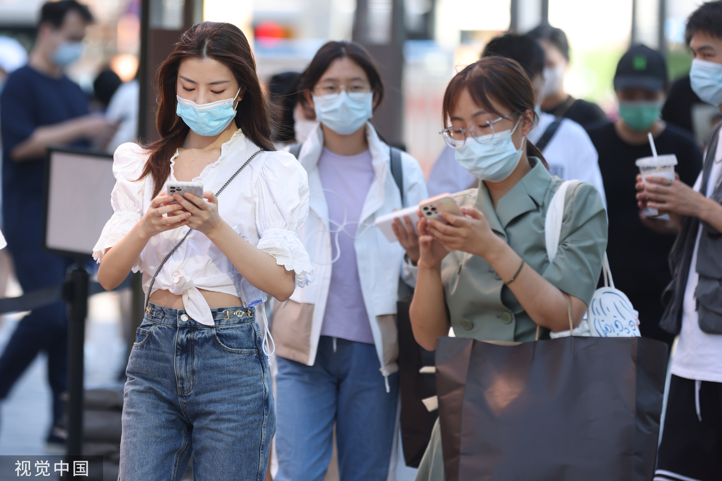 立法治理“斑马线低头族”:体现了德治与法治相结合的善意