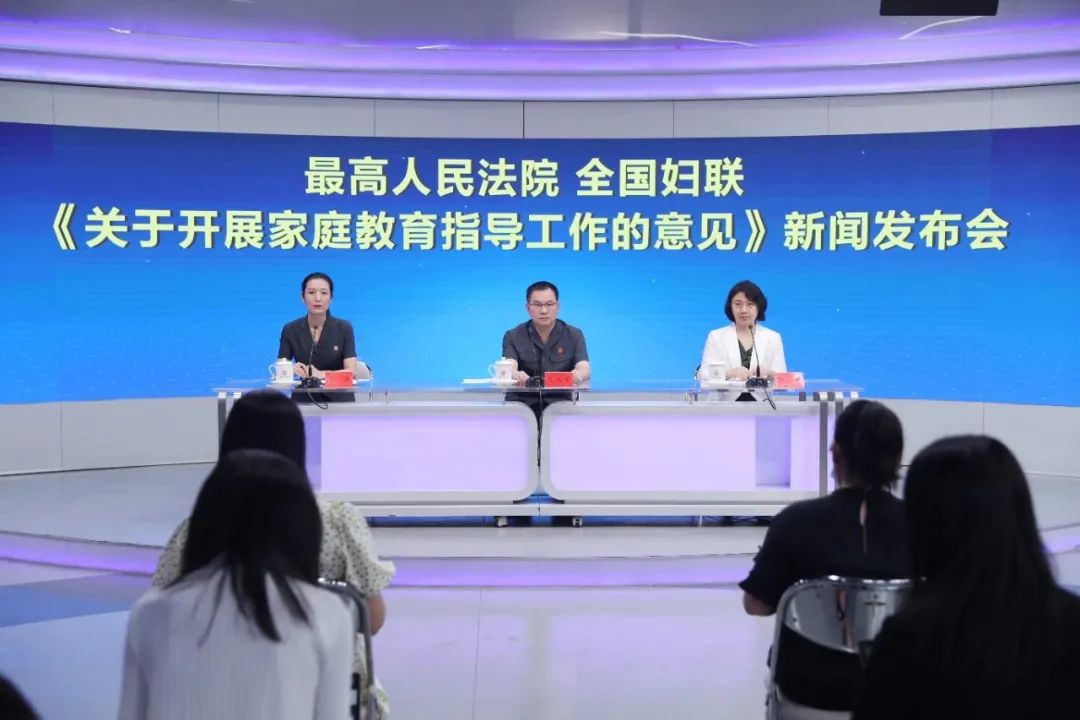 《意见》:不得以抢夺,藏匿未成年子女等方式争夺抚养权或者阻碍另一方行使监护权,探望权