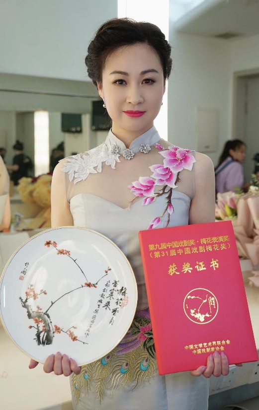 第九届中国戏剧奖·梅花表演奖揭晓:上海演员罗晨雪凭借昆剧《牡丹亭》获奖