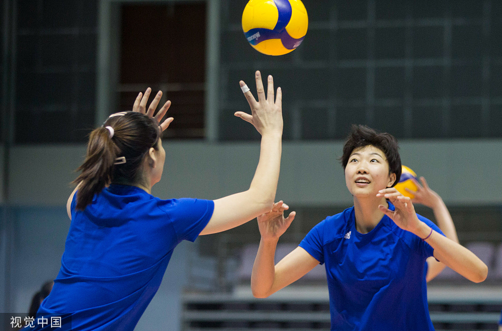 顶住压力往前冲:中国女排今日上演赛季首秀