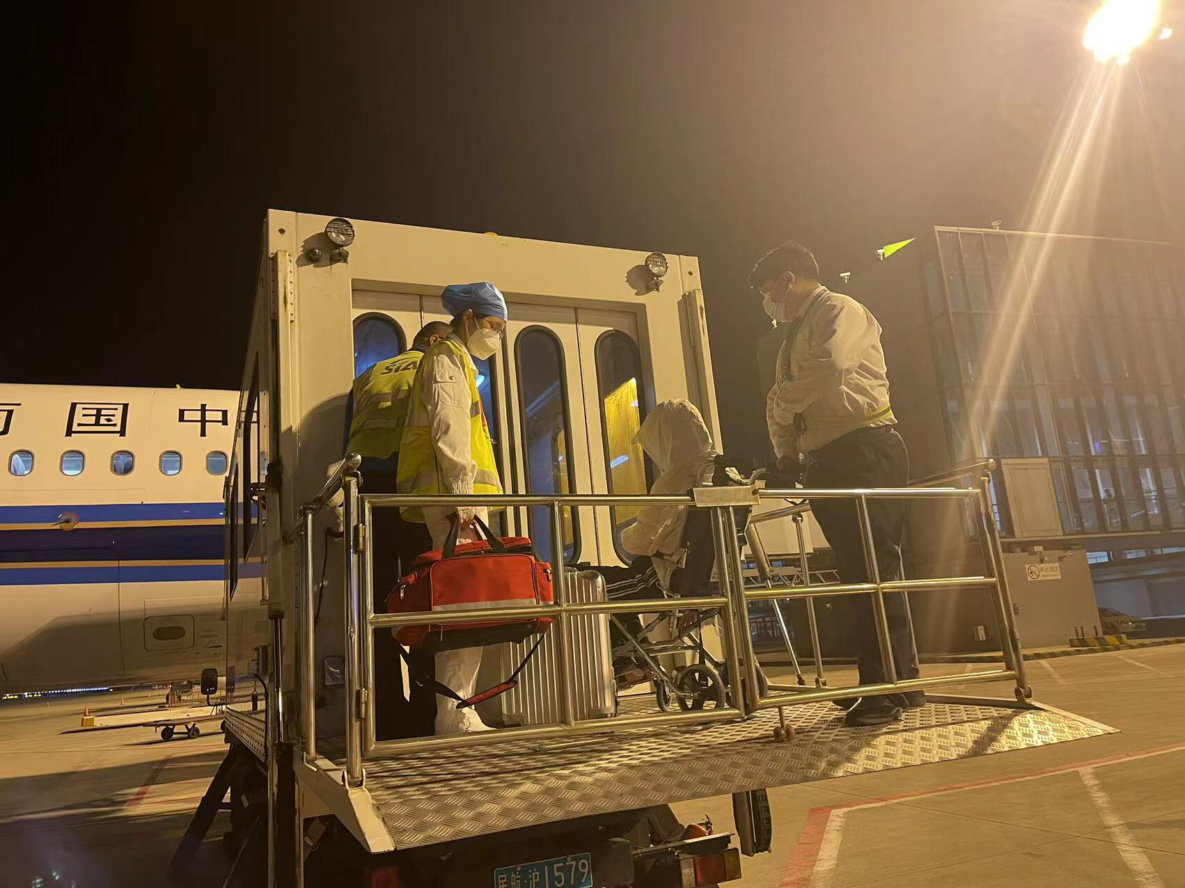 万米高空急救,南航紧急备降上海浦东机场