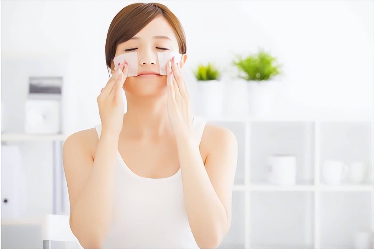 如何才能让敏感肌肤安稳度过春天呢？定期敷面膜,涂抹防晒