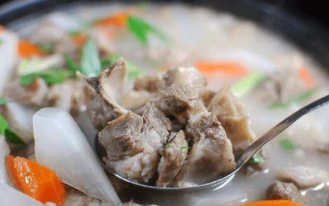炖牛肉或羊肉时,这两种香料一定不能加