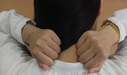 女生迈开腿让男生吃草莓,吃草莓是爱的表达方式