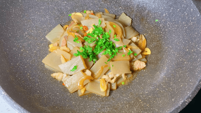 五花肉炒魔芋豆腐:营养好吃还健康