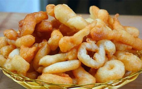 自己在家做小油条(也叫油疙瘩)，一个个金黄酥脆又好吃
