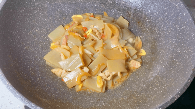 五花肉炒魔芋豆腐:营养好吃还健康