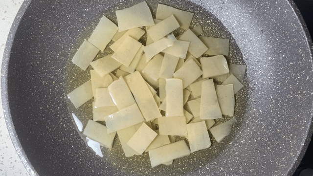 五花肉炒魔芋豆腐:营养好吃还健康