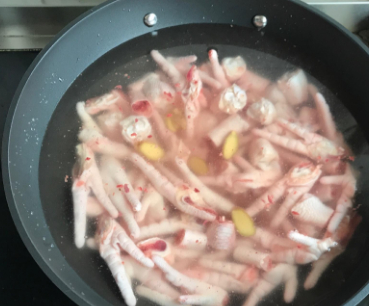 柠檬酸辣鸡爪到底有多火?鸡爪有软化血管，抑制高血压的作用