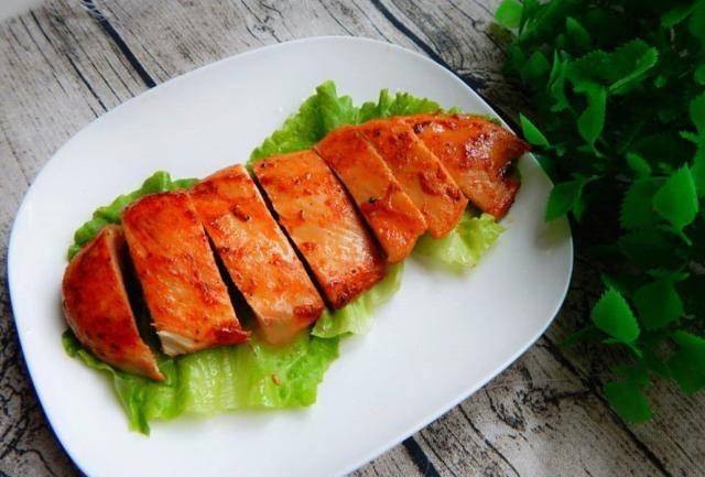 鸡胸肉腌一腌，煎一煎，鸡肉鲜嫩入味，咬一口爆汁儿