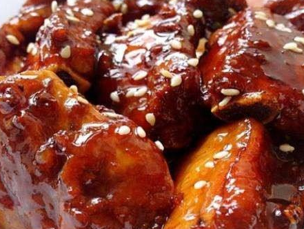 做糖醋排骨厨师教你一招，肉质香嫩，还非常的入味