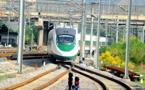 青藏铁路进入动车时代,为沿线近50万居民交通出行提供便利