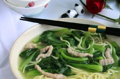 早餐吃面条有荤有素营养全面,是个不错的选择