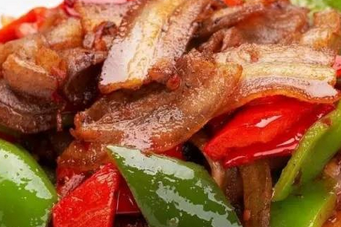 简单易学的回锅肉,肥而不腻，越吃越想吃