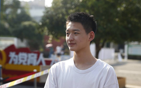 励志少年将走入心仪大学:从“敬礼娃娃”到“轮椅男孩”