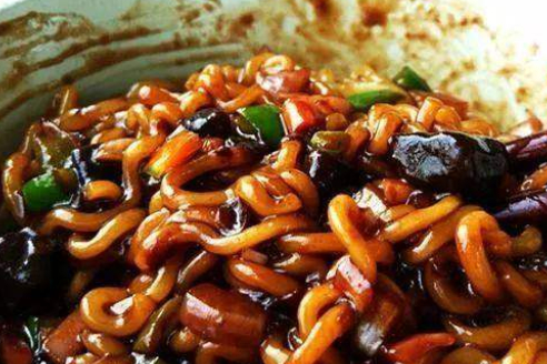 泡面好吃的方法：泡面配上韩国泡菜，口味可见一斑