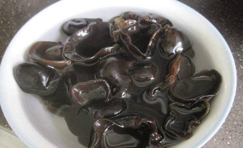黑木耳吃不好会“杀真菌”，脱毛后不能直接食用，出血患者不宜