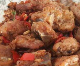 香酥排骨的家常做法：【椒盐排骨的烹饪方式】
