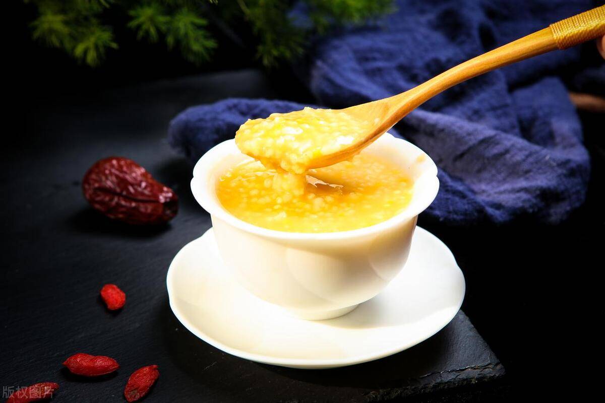 小米粥怎样熬好喝窍门，加水比例，火候掌握非常关键