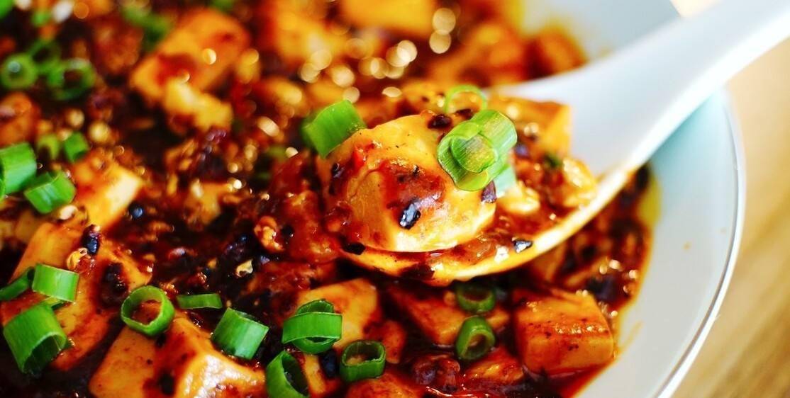 正宗的麻婆豆腐怎么做，【麻婆豆腐】是用卤水豆腐制成的